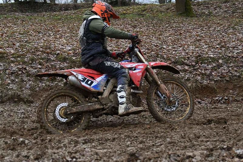 Obrovská motokrosová rodina ze Stříbrska se sešla hned na Nový rok na Terénu sv. Petra. A bylo z toho parádní odpoledne.
