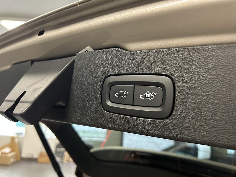 Volvo V60 (2025) ULTRA DARK DCT LED Panora HUD - fotka 36 z 43