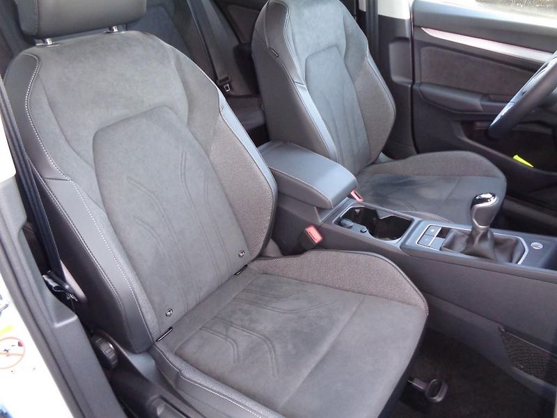 Volkswagen Golf 1,5 TSI  PEOPLE  110 kW - fotka 22 z 30