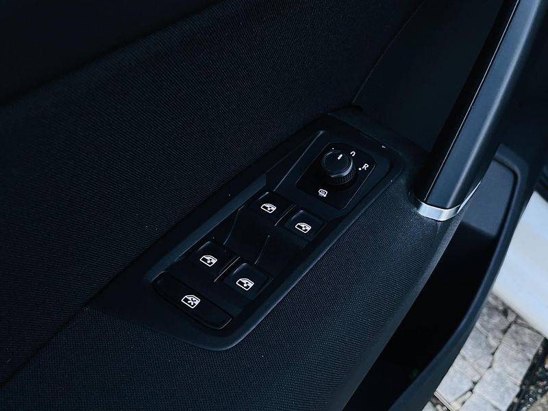 Volkswagen Touran 1.6TDI MANUÁL SERVISKA TAŽNÉ - fotka 30 z 44
