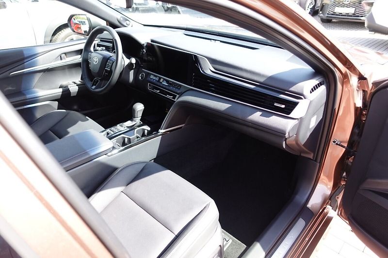 Toyota Camry 2,5 HEV Executive - fotka 13 z 35