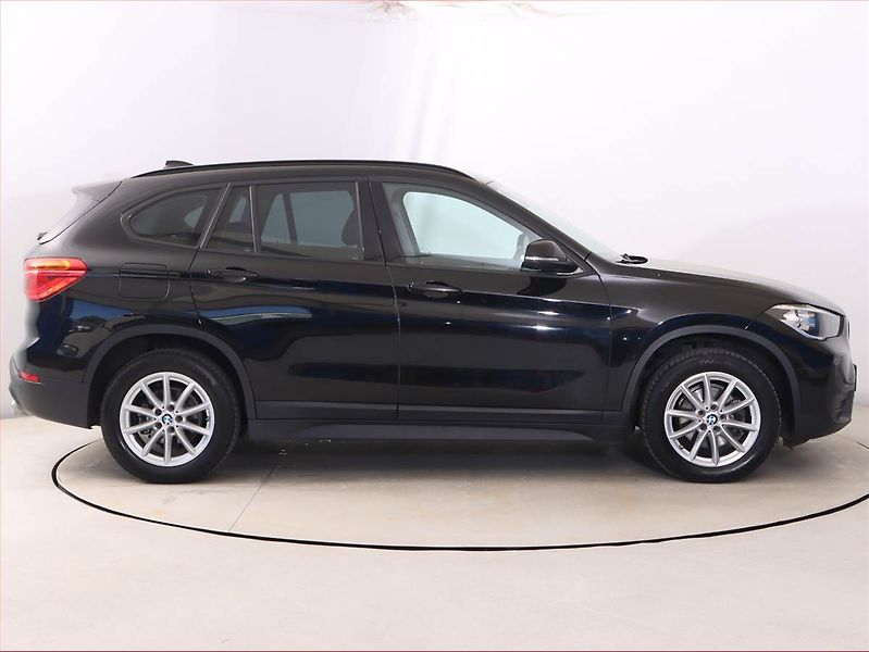 BMW X1 (2022) Advantage xDrive18d, 4X4 - fotka 6 z 23