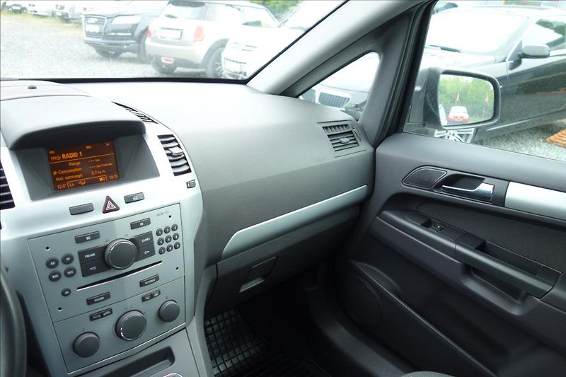 Opel Zafira 1,8 i 103KW,ČR,1 MAJ.,7 MÍST. - fotka 31 z 37