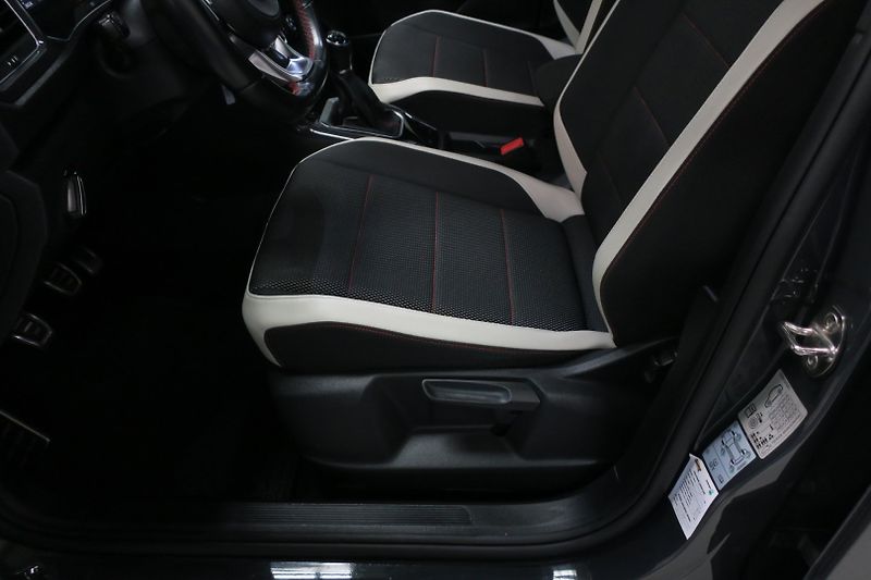 Volkswagen T-Roc (2019) Sport 1.5 TSI 110 kW manuál - fotka 12 z 47