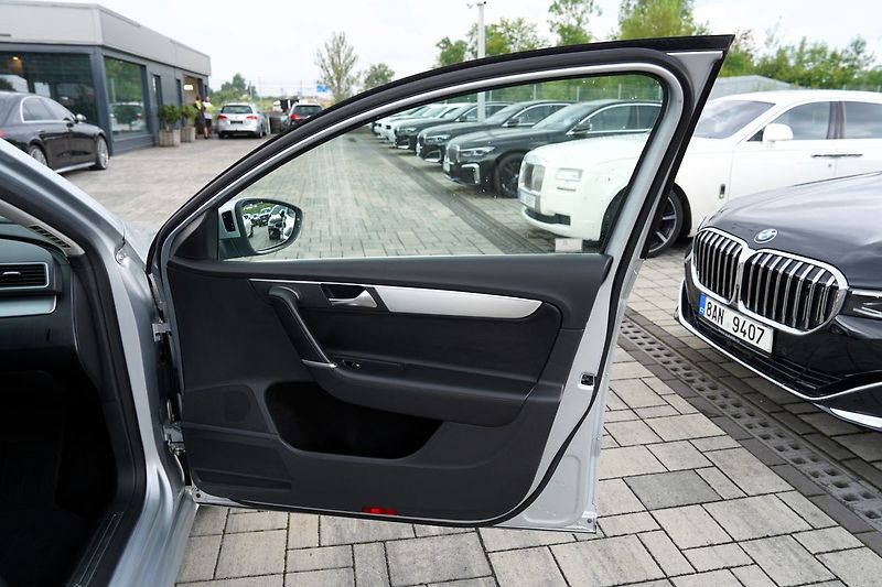 Volkswagen Passat 2.0 TDI 4Motion DSG/16Al./170P - fotka 18 z 38
