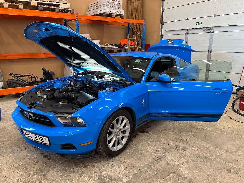 Ford Mustang (2010) 4,0 L manuální převodovka - fotka 9 z 15