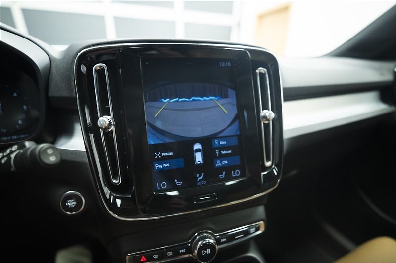 Volvo XC40 2,0 D4 AWD NAVI KAMERA TAŽNÉ - fotka 32 z 46