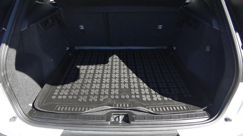 Volvo XC40 T2 FWD Momentum Core - fotka 19 z 21
