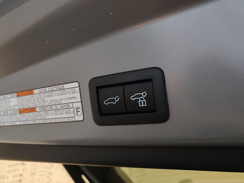 Toyota Corolla Cross 2,0 Hybrid Executive - fotka 13 z 45