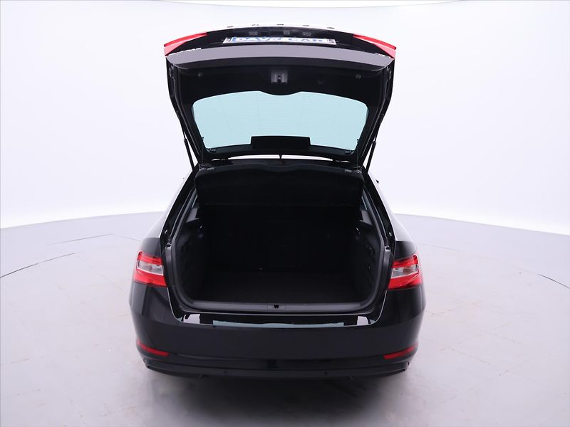 Škoda Superb 2,0 TDI 147kW 4x4 DSG Style+ - fotka 9 z 35
