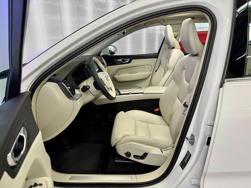 Volvo XC60 T6 AWD RECHARGE, ACC, PANORAMA - fotka 11 z 31