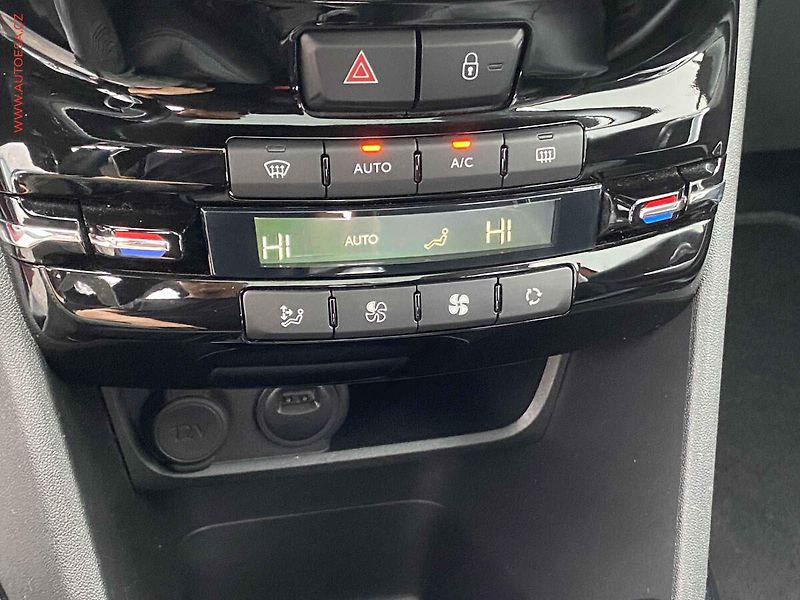 Peugeot 2008 (2019) 1.2 PT, Crossway, panor, navi - fotka 14 z 17