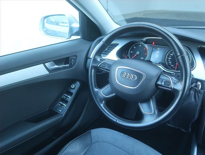 Audi A4 (2015) Attraction 2.0 TDI, 4X4 - fotka 7 z 15