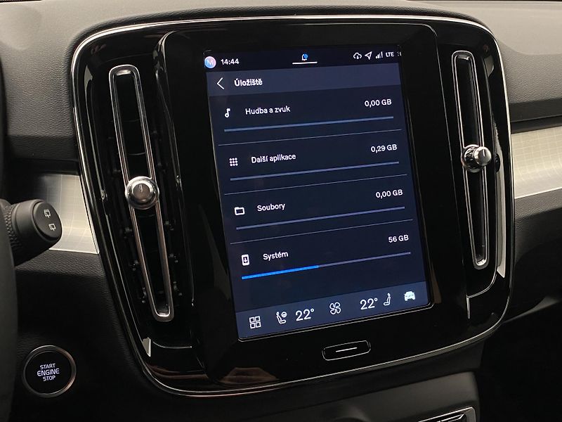 Volvo XC40 (2025) B3 AUT DARK PLUS - fotka 60 z 64