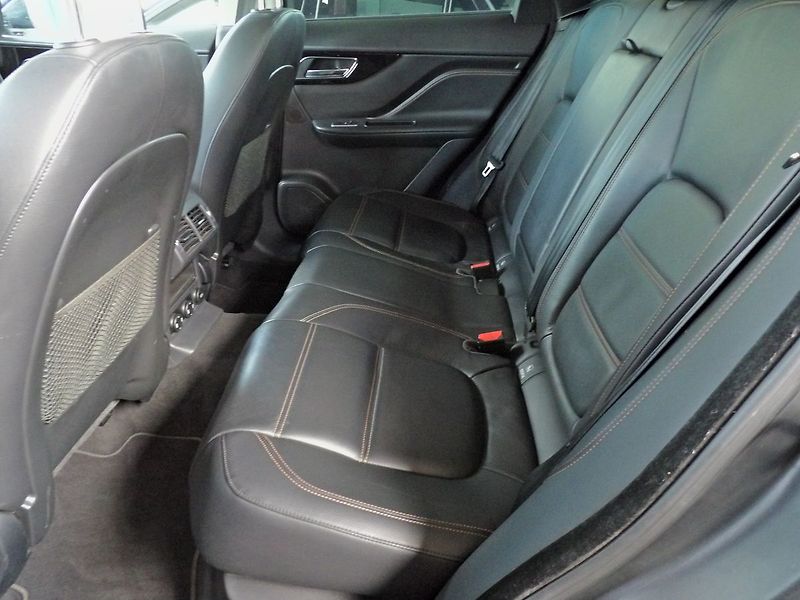Jaguar F-Pace 30d AWD Prestige Panorama DPH - fotka 23 z 28