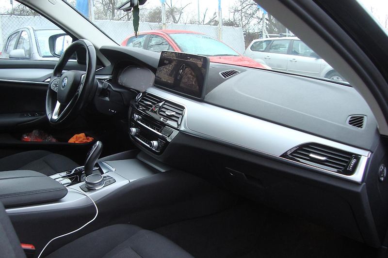 BMW Řada 5 (2021) 530e Xdrive, ČR, 1.Maj.S.Kn. - fotka 42 z 65