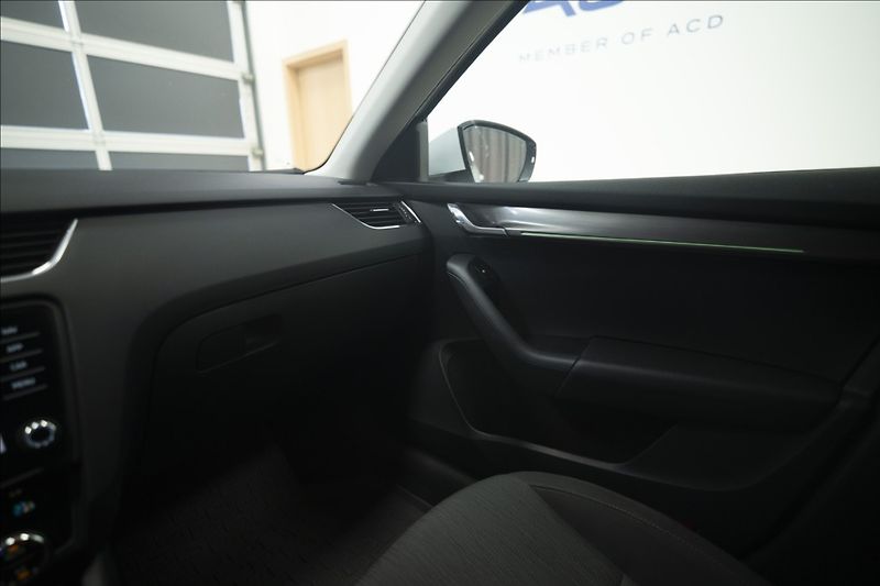 Škoda Octavia 2,0 TDI NAVI KEYLESS VÝHŘEV ČR - fotka 25 z 41