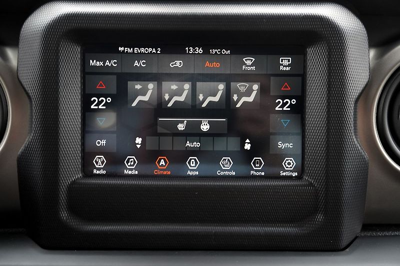 Jeep Wrangler 2.2 CRD/Sport/MultiJet/4x4/AT - fotka 39 z 44