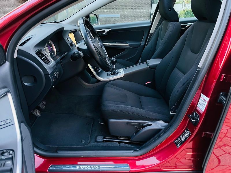 Volvo V60 2.0D4 5VÁLEC SERVISKA TAŽNÉ - fotka 29 z 48