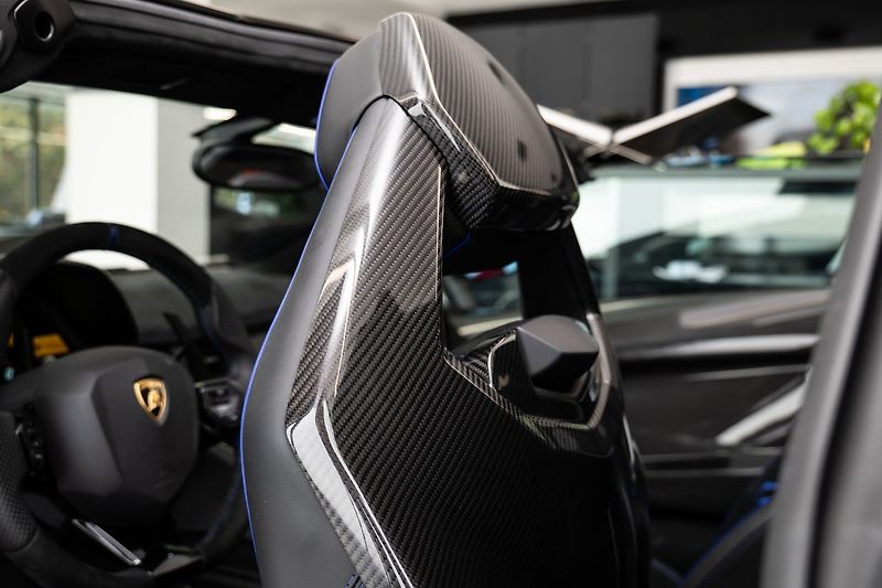 Lamborghini Aventador LP750-4 SV Roadster 1/599 - fotka 8 z 29