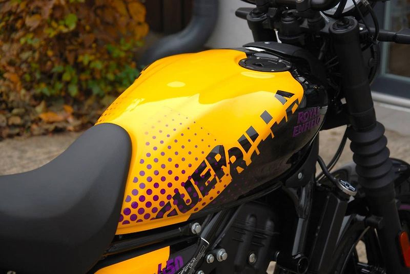 Royal Enfield (2026) Guerrilla 450 YELLOW RIBBON - fotka 19 z 25