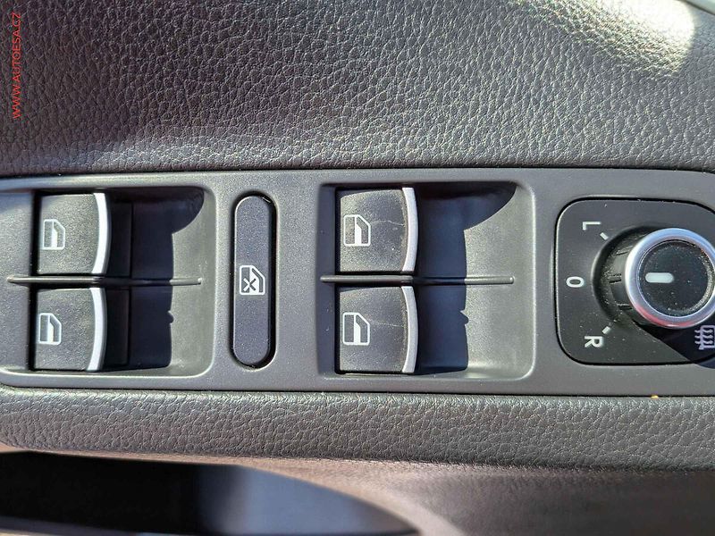 Volkswagen Tiguan (2010) 1.4TSi, AC, výhřev sed. - fotka 12 z 15