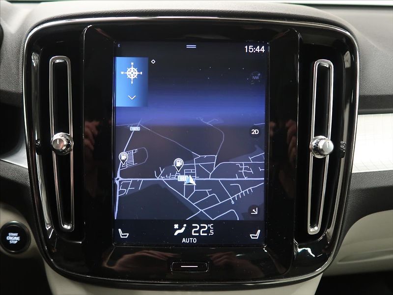 Volvo XC40 2,0 D4 AWD MOMENTUM CZ - fotka 24 z 39