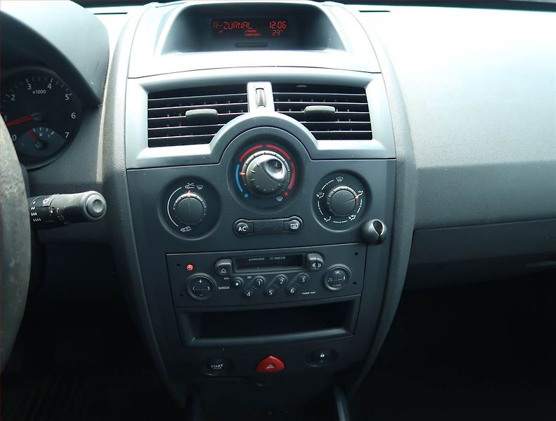 Renault Mégane (2004) Confort 1.6 16V , nová STK - fotka 12 z 15