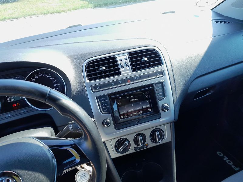 Volkswagen Polo (2015) 1,0 TSI 70KW serviska 2x klíč - fotka 13 z 16