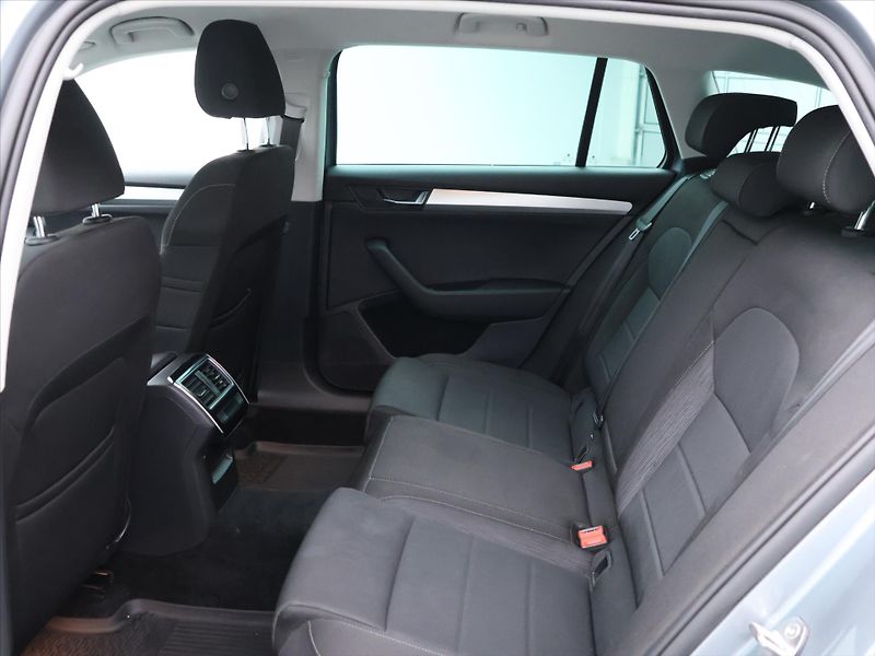 Škoda Superb 2,0 TDI 140kW DSG 4x4 CZ DPH - fotka 13 z 32