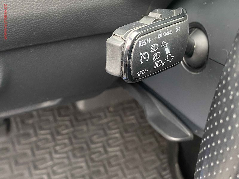 Škoda Octavia (2013) 1.6 TDi, ČR, Elegance, bixen - fotka 13 z 17