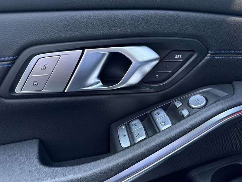 BMW Řada 3 330i M-Sport - fotka 27 z 31