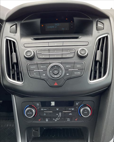 Ford Focus 1,0 i,92kW,ČR,DPH,STK 7/28 - fotka 15 z 22