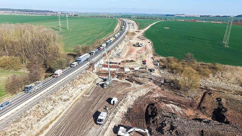 Stavba dálnice D7 Praha - Chomutov mezi Knovízem ve Středočeském a Panenským Týncem v Ústeckém kraji.