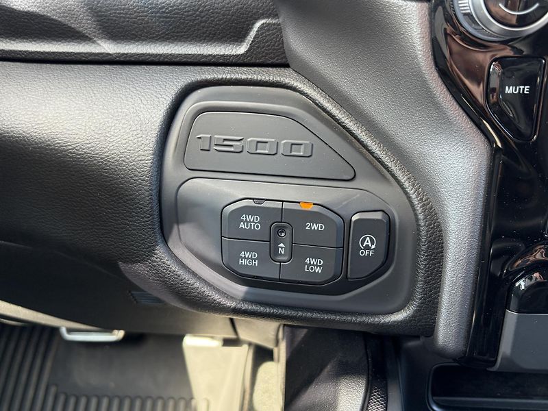 RAM 1500 (2024) Laramie 5.7 V8 HEMI LIFT - fotka 25 z 49
