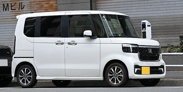 Honda N-Box třetí generace, typický zástupce kategorie kei cars., zdroj: TTTNIS / Wikimedia Commons / CC0 1.0.