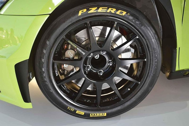Premiéru doprovázela ohňová show