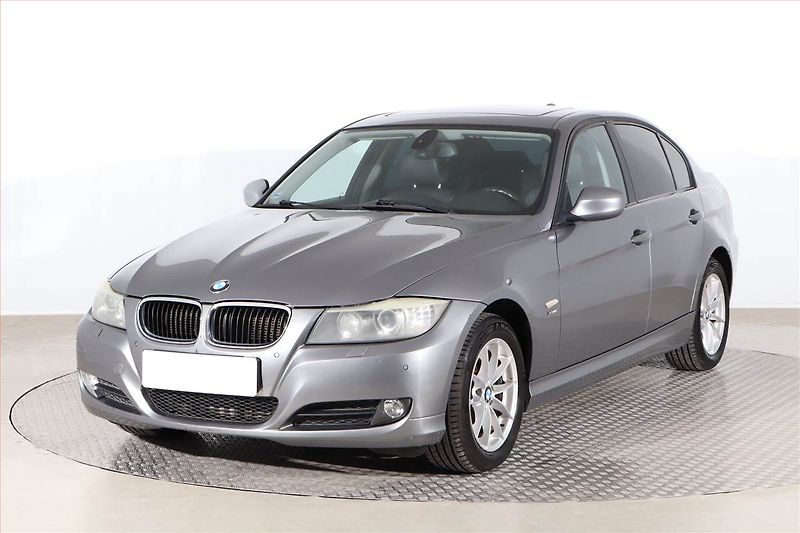 BMW Řada 3 (2011) Individual 320 d xDrive, 4X4 - fotka 2 z 22