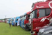 Pěkná řádka trucků. Nakonec jich dorazilo celkem 75.