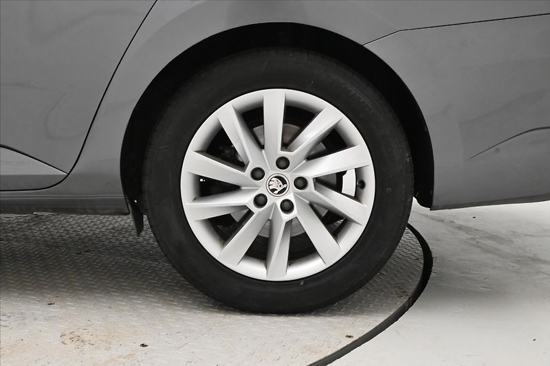 Škoda Superb 2,0 TDI 110 kW DSG STYLE Záruk - fotka 30 z 30