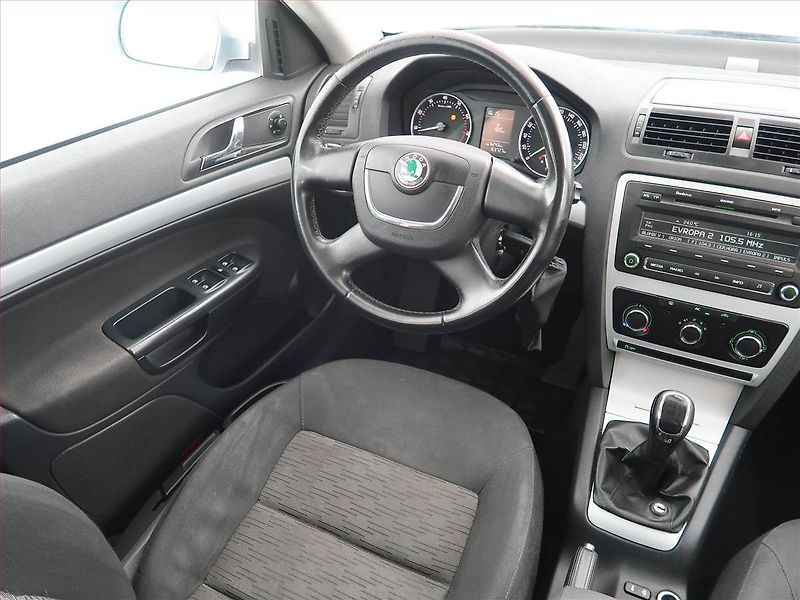Škoda Octavia (2011) Ambiente 1.2 TSI, Serv.kniha - fotka 7 z 17