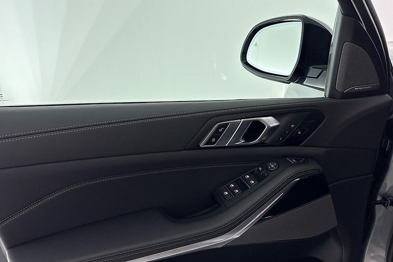 BMW X5 xDrive40i - fotka 18 z 28