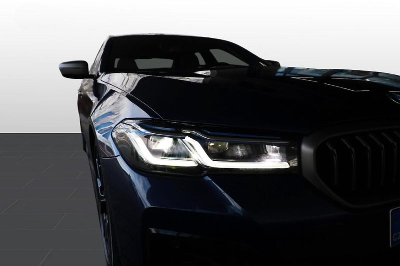 BMW Řada 5 M550i xDrive - fotka 19 z 30