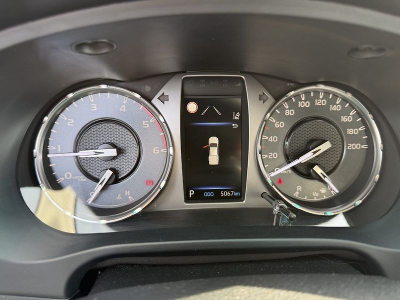 Toyota Hilux 2.8D, Executive, DPH, 8tis km - fotka 15 z 26