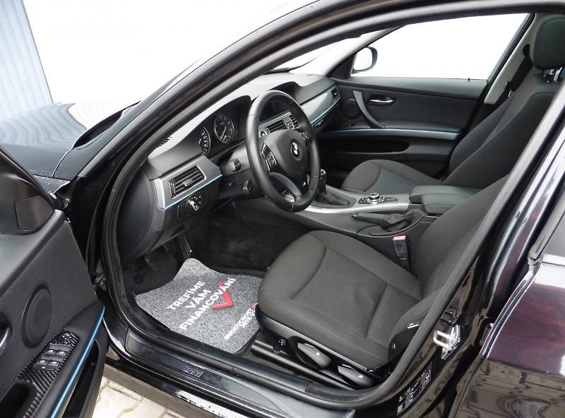 BMW Řada 3 320i Touring, Navi - fotka 9 z 15