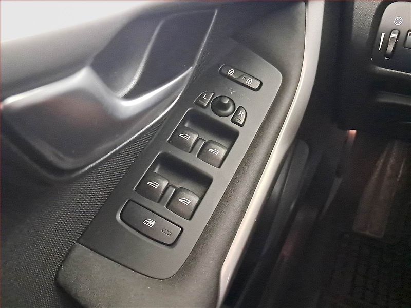 Volvo V40 (2016) 2.0 D2, Automat, Serv.kniha - fotka 16 z 17