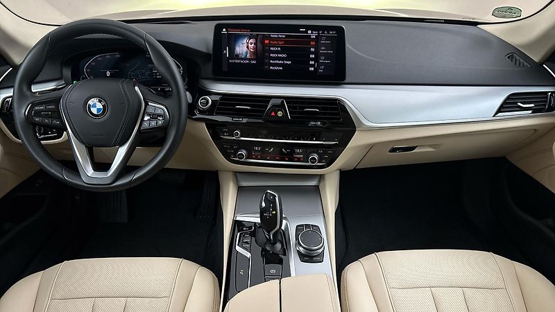 BMW Řada 5 518d AUT Touring - fotka 8 z 29