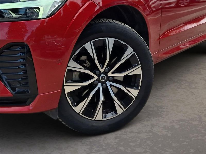 Volvo XC60 2,0 B4 AWD PLUS DARK - fotka 6 z 18