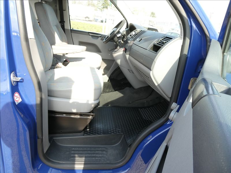 Volkswagen T5 California 2,5 TDi 96kW obytný vůz - fotka 29 z 49