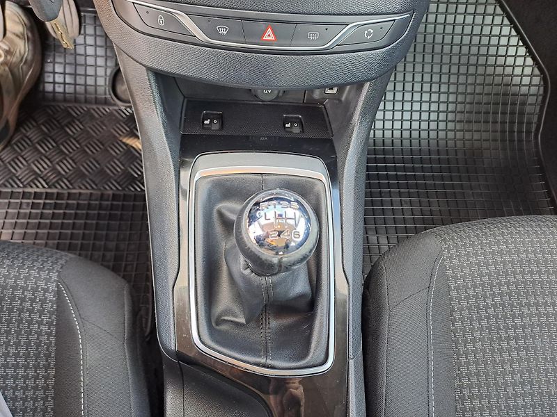 Peugeot 308 (2018) 1.6 HDi SERVISKA PĚKNÝ STAV - fotka 25 z 31